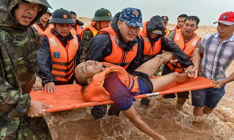 GIÂY PHÚT GIẢI CỨU NGHẸT THỞ THUYỀN VIÊN TRÊN TÀU GẶP NẠN